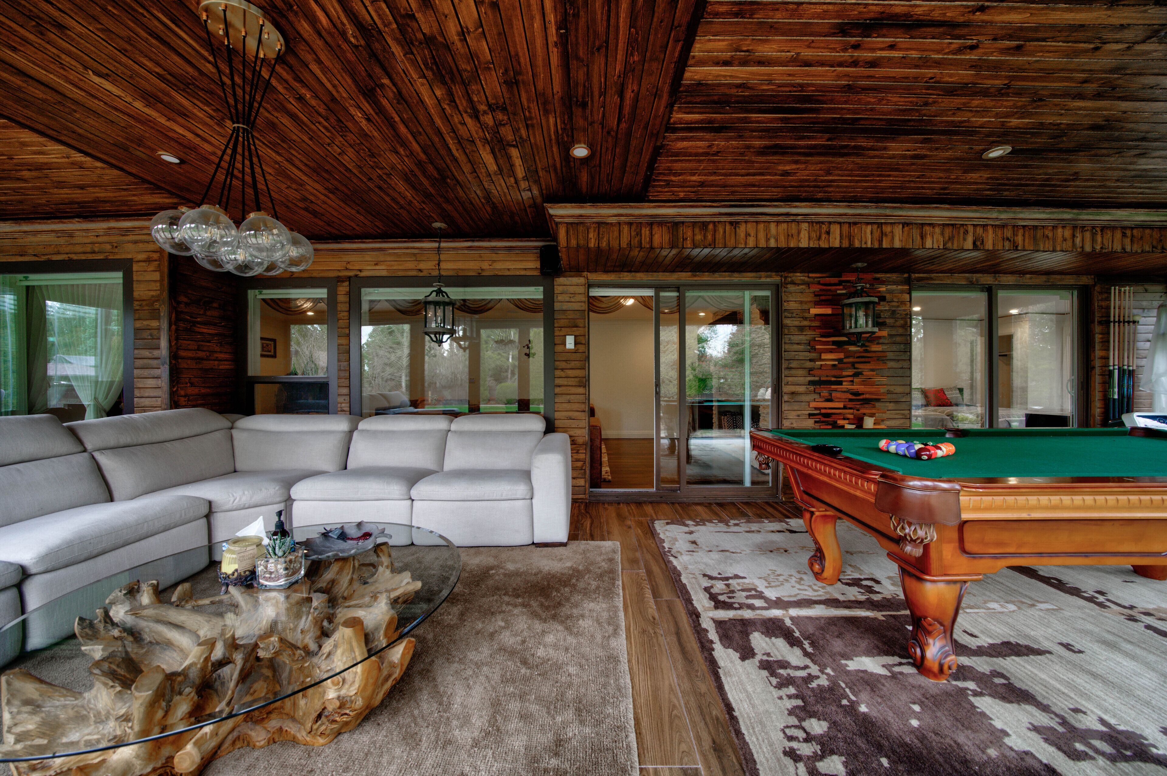 Luxury Home, Sleeps 18, AC, Hot Tub, Pool Table, Basket ball court