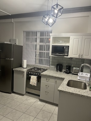 Mikroaaltouuni, uuni, liesi, kahvin-/teenkeitin