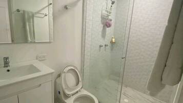 Panoramic Apartment | Bathroom | Bathtub, towels