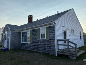 Exterior - Next to Cragville beach with warm sea water at a quiet and family friendly villa (Barnstable)