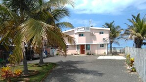 A pink building with a sign that reads "SE VENDE" (for sale). - Cabañas Vistamar  (Crucita)