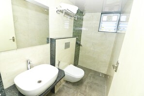 行政双人房 | 浴室 | 淋浴设施、免费洗浴用品、毛巾