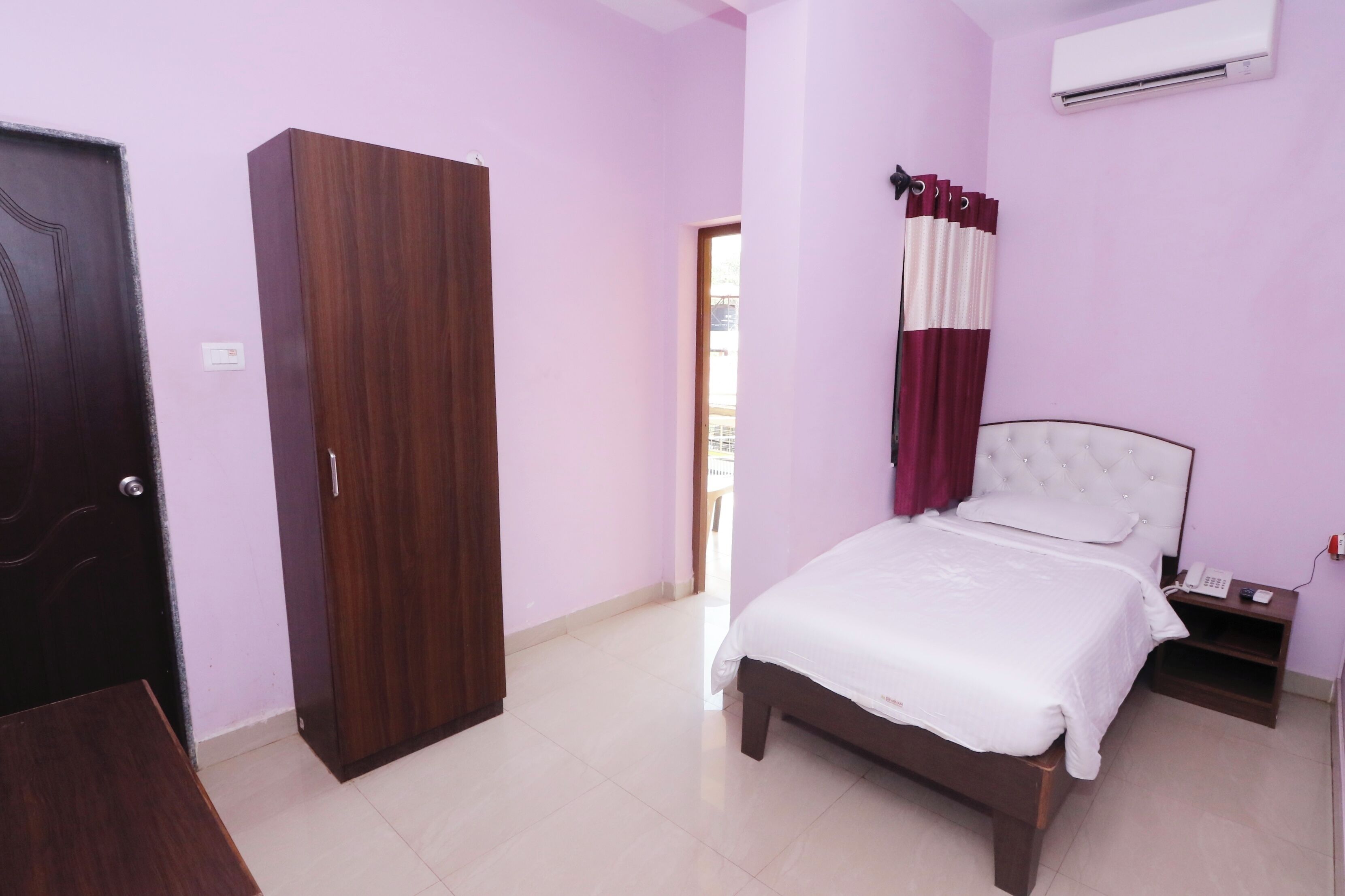 Deluxe Single Room | Free WiFi, bed sheets