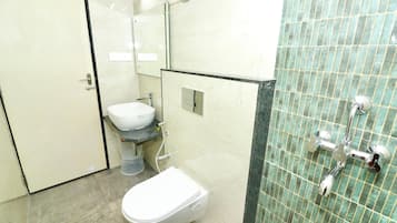 行政雙人房 | 浴室 | 淋浴設備、免費盥洗用品、毛巾