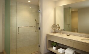 Douche, sèche-cheveux, serviettes fournies, savon