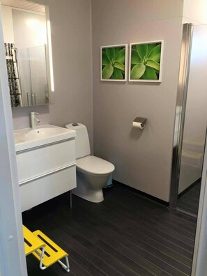 Separate bathtub and shower, deep-soaking bathtub, towels