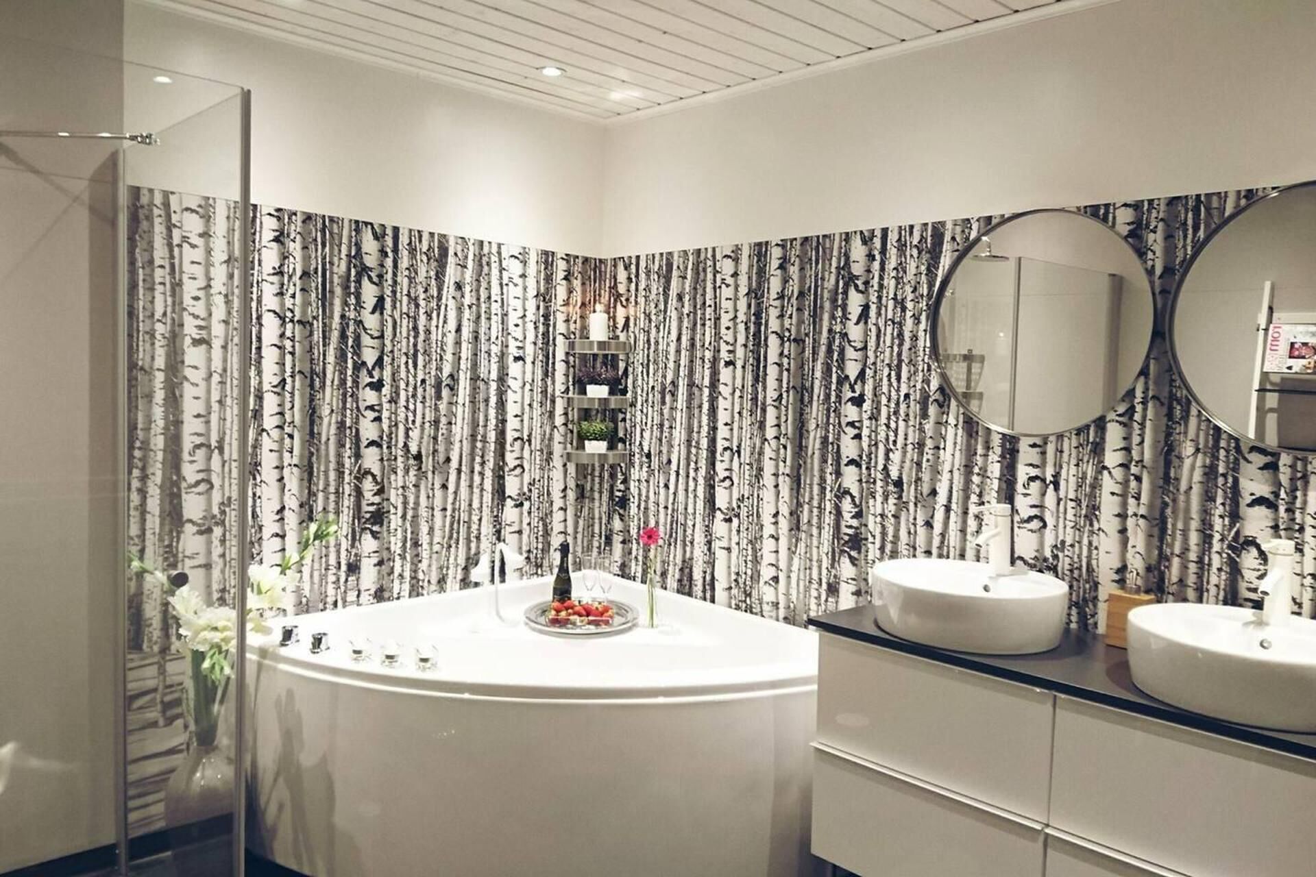 Badewanne und Dusche (separat), Komfortbadewanne, Handtücher