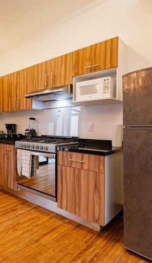 Refrigerador, microondas, parrilla de estufa y cafetera y tetera