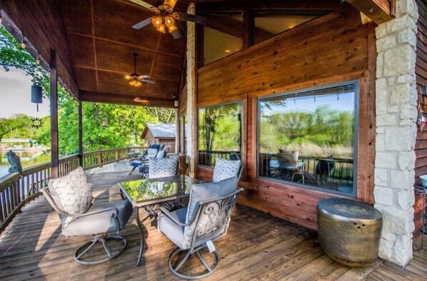 Outdoor dining - Hideaway Lodge On Cedar Creek Lake (Mabank)
