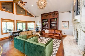 Smart TV, fireplace, books, stereo - Hideaway Lodge On Cedar Creek Lake (Mabank)