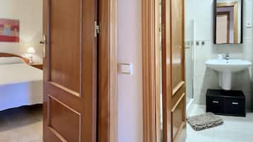 2 habitaciones, tabla de planchar con plancha, internet y ropa de cama
