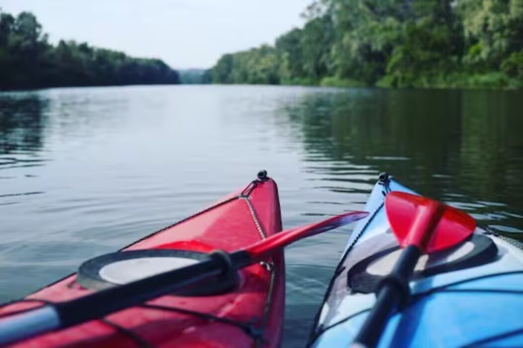 Un río tranquilo con kayaks.