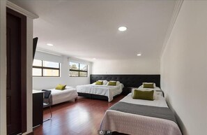 غرفة عائلية | ألحفة محشوة بالريش وأسرّة سليكت كومفورت وواي فاي مجانًا