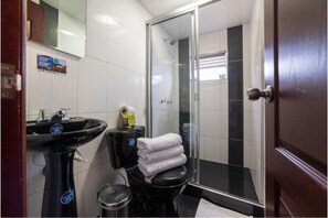 Shower, towels, soap, toilet paper - Hotel Embassy Star (Bogotá)