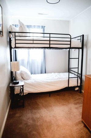 3 bedrooms, memory-foam beds - Urban Cottage:Homey & Convenient (Huntington)