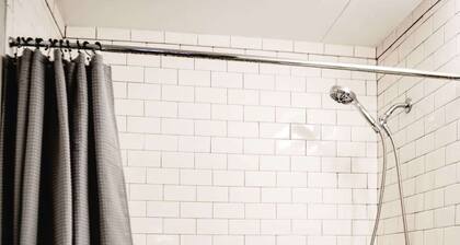 Urban Cottage:Homey & Convenient