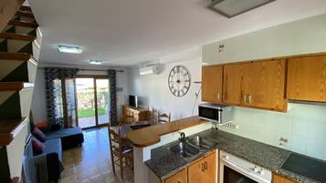 Een koelkast, een magnetron, een oven, een koffiezetapparaat/waterkoker