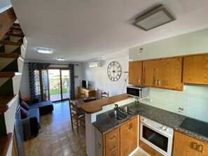 ثلاجة، ميكروويف، فرن، ماكينة لصنع القهوة/الشاي