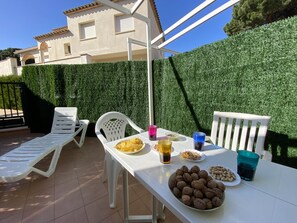 Outdoor dining - Cozy abd family house with community pool (l'Escala)