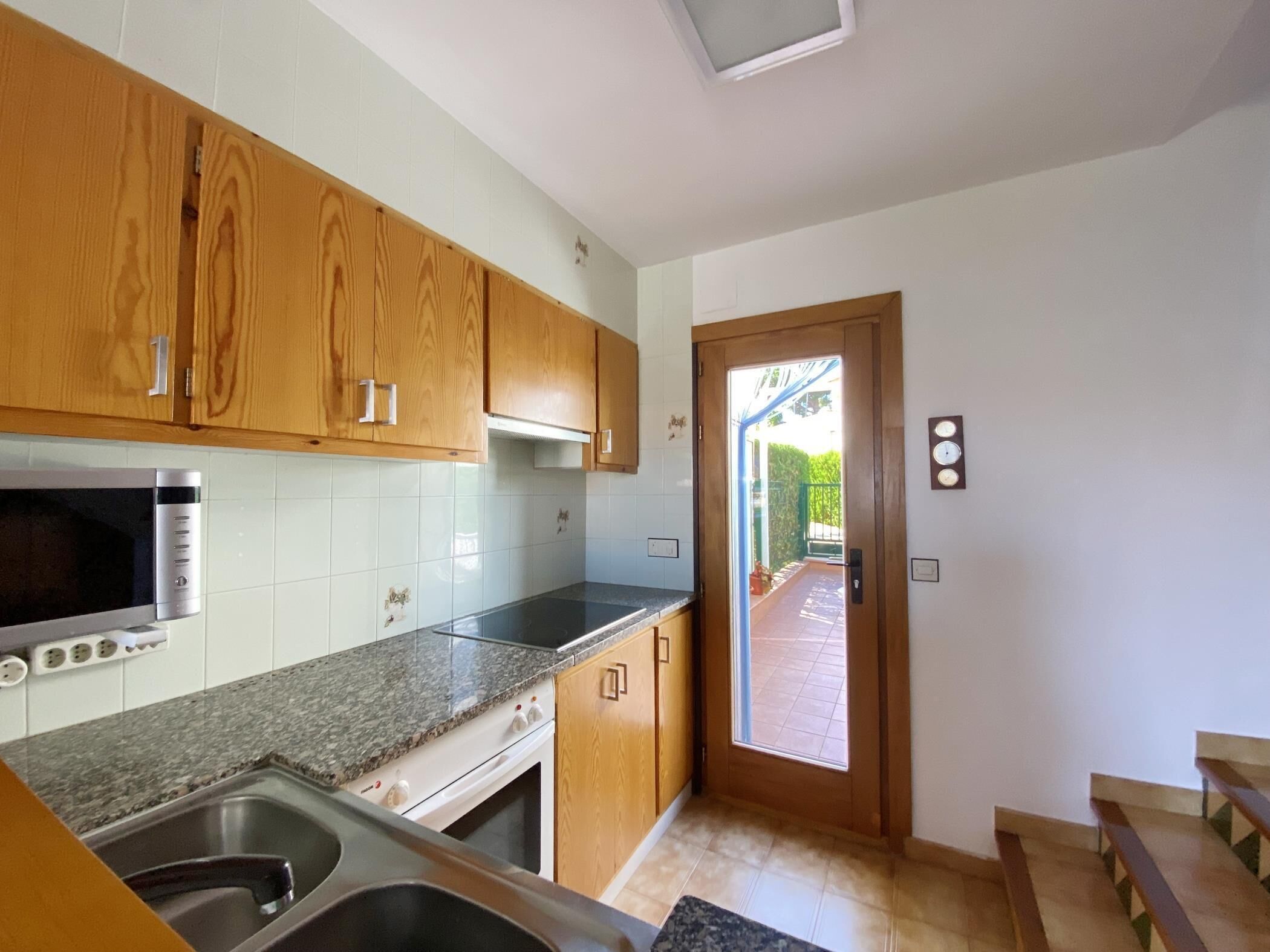 Frigorífico, microondas, horno y cafetera o tetera