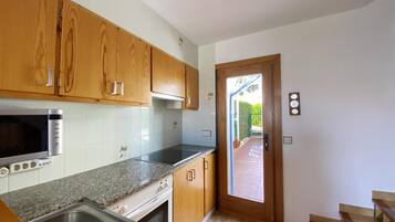 Frigorífico, microondas, horno y cafetera o tetera