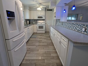 Fridge, microwave, oven, stovetop - Pool, Sunsets, Dock, Lift and Direct Gulf Access! (Cape Coral)