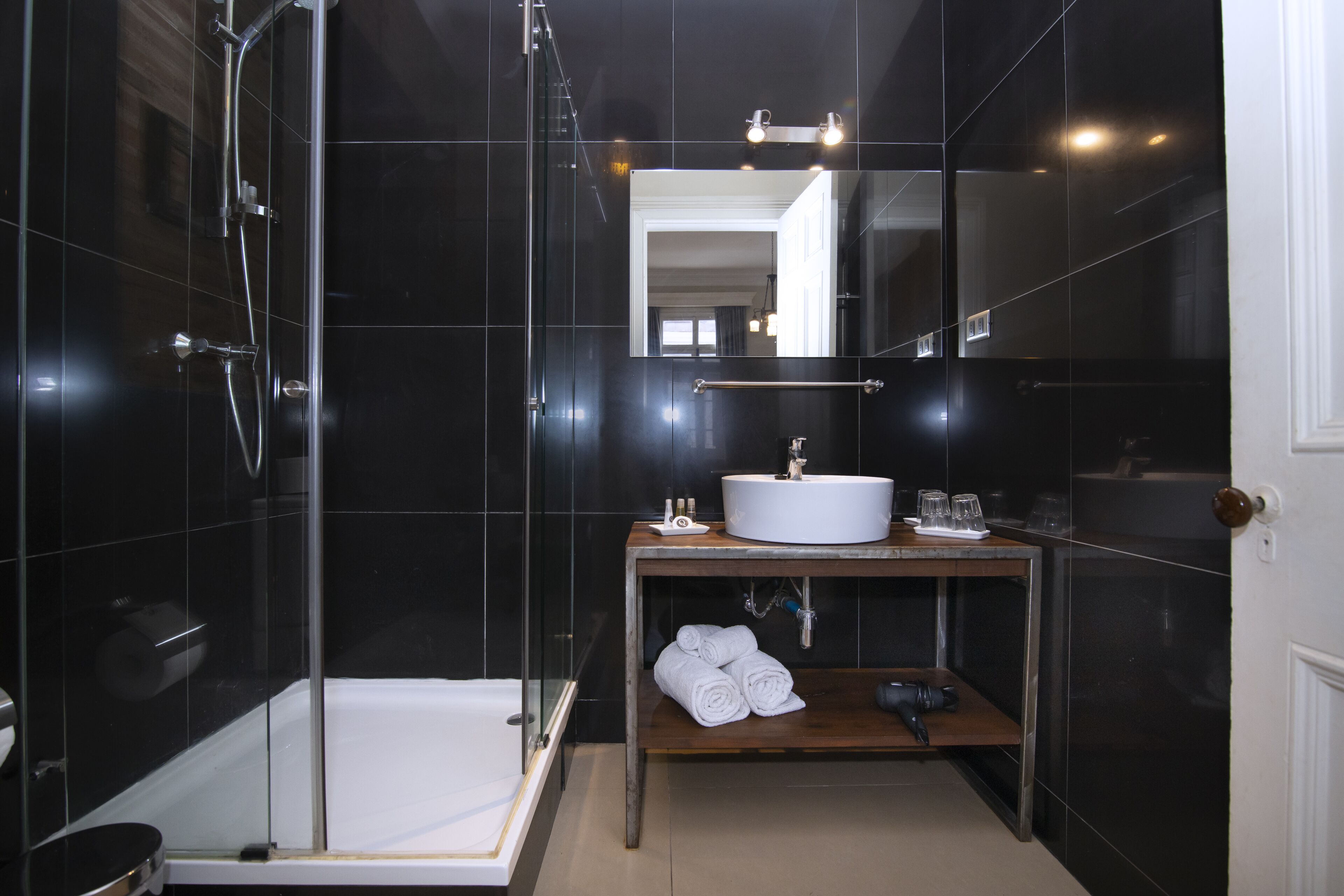 Premium-Suite | Badezimmer | Kostenlose Toilettenartikel, Haartrockner, Handtücher