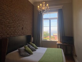 Comfort Double Room | Soundproofing, free WiFi, bed sheets