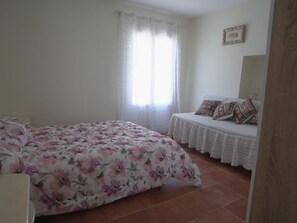 5 bedrooms, iron/ironing board, Internet, bed sheets