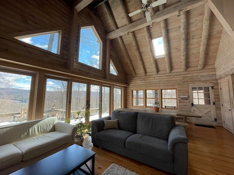 TV. Treetop Hideaway in Tyringham