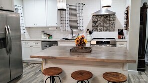 Microwave, coffee/tea maker, spices, dining tables - Your Home for Awhile - Dream Weaver Guesthouse (Weaver)