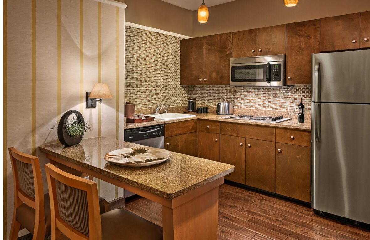 Minutes Away from Phoenix Art Museum! Enjoy Full Kitchen & Free Parking!