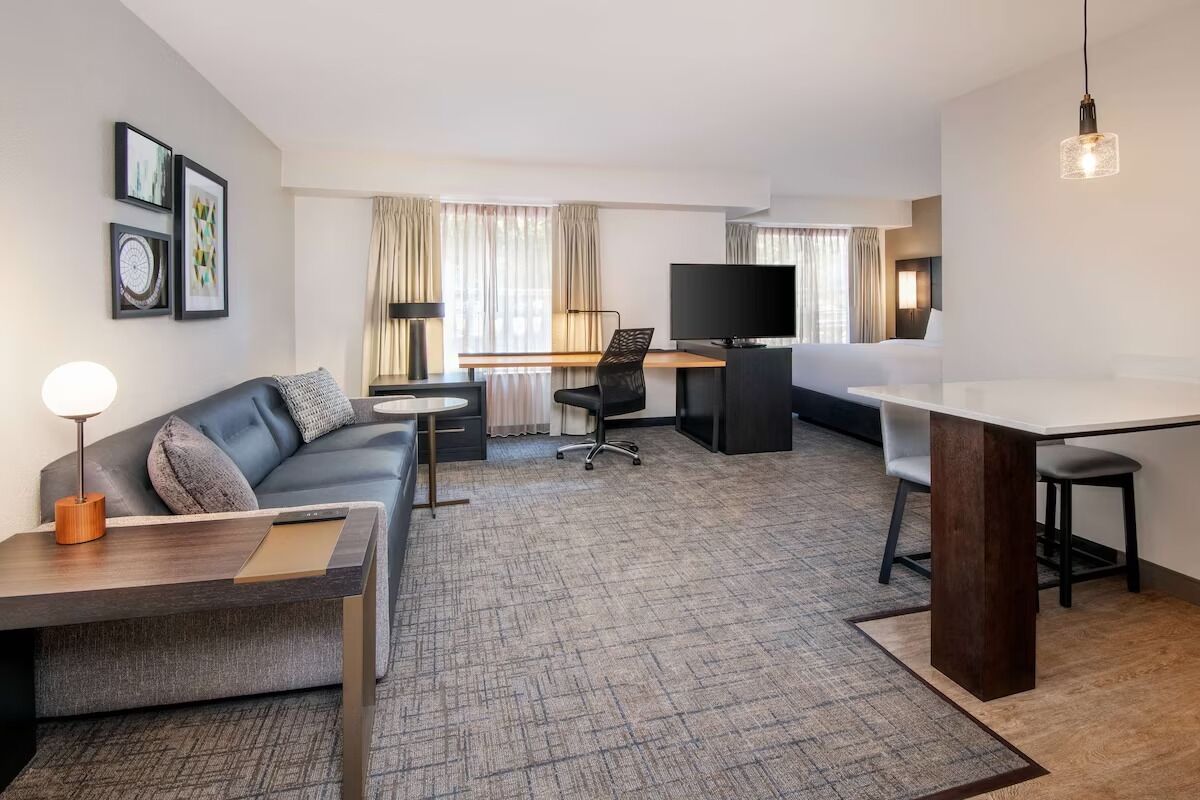 Family Hotel With Fully Equipped Kitchen & Outdoor Pool In Downtown Kennesaw! - Marietta, GA