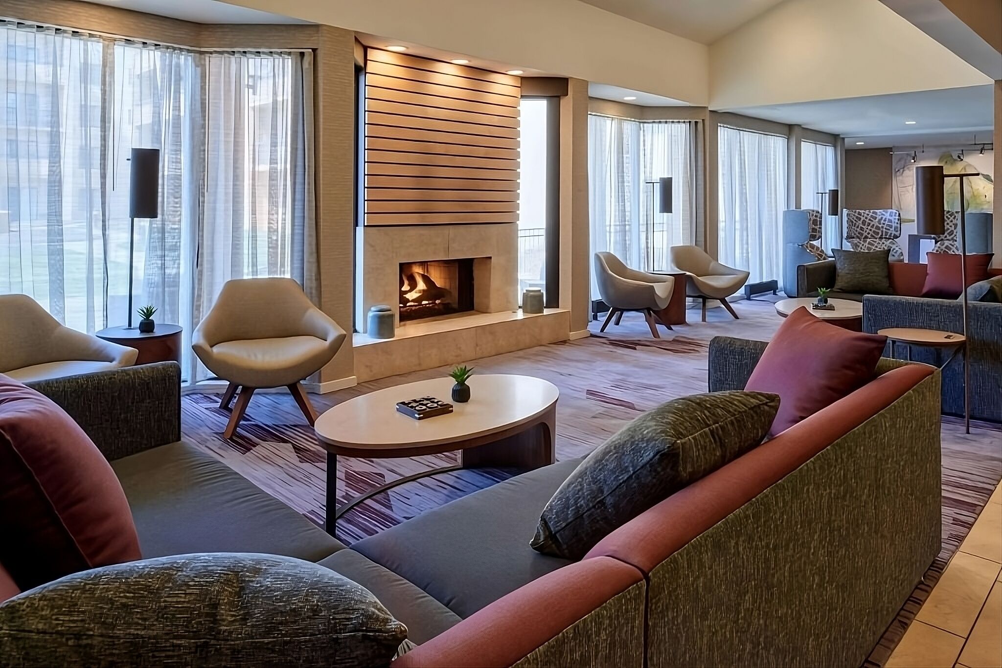 Discover Arts & Culture In A Vibrant Setting! Enjoy Indoor Pool! Pets Allowed! - Carmel, IN