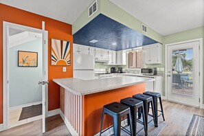 冷蔵庫、電子レンジ、オーブン、コンロ