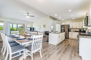 Jääkaappi, mikroaaltouuni, uuni, liesi