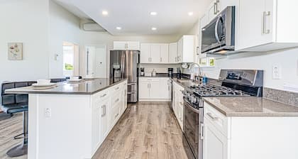 Ocean views, Resort-like pool, hot tub and A/C! This place has it all!