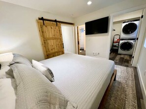 2 habitaciones, escritorio y tabla de planchar con plancha 