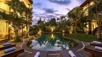 Piscina externa, espreguiçadeiras