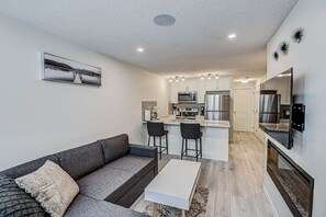 Smart TV, fireplace