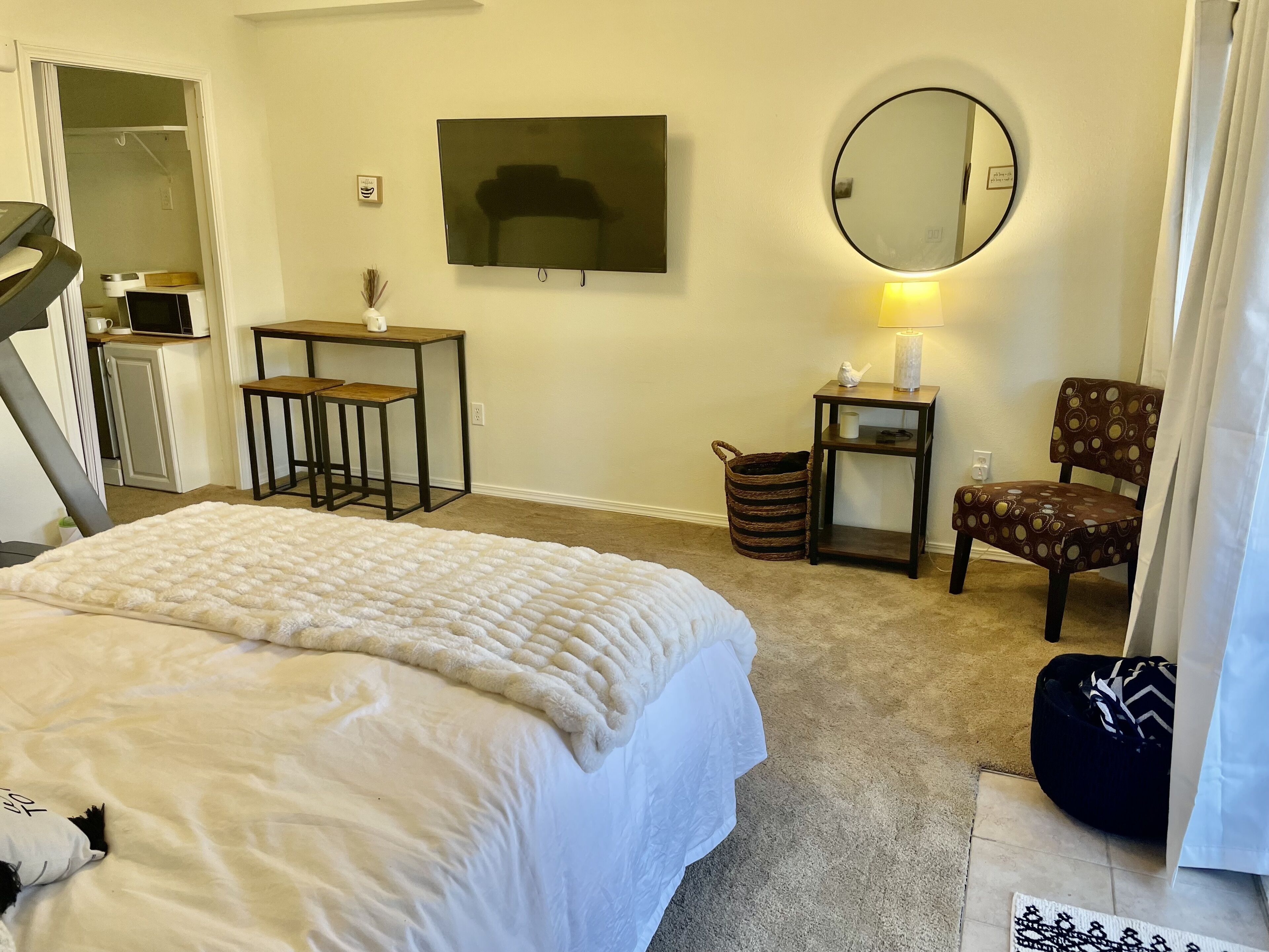 Cozy 1 bedroom mother in law - private jacuzzi, near beach/parks