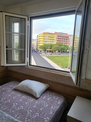 Basic Triple Room | Soundproofing - Rainbow Guest house  (Lisbon)