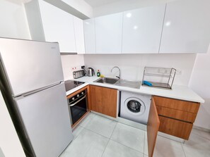 Basic Apartment | Private kitchen | Fridge, microwave, oven, stovetop