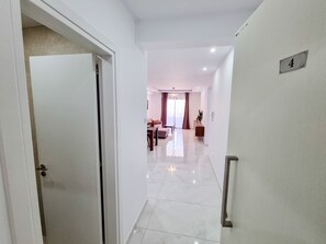 Interior entrance - Sea Bay Apartment (Larnaca)