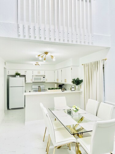 Luxury Touches + Pool + Quartz + Gold Details