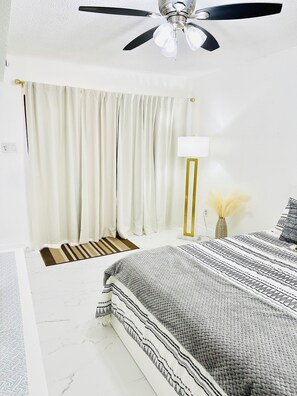 3 Schlafzimmer, Schreibtisch, Bügeleisen/Bügelbrett, WLAN