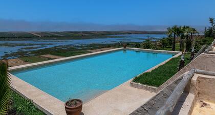 Une Belle Suite Avec Terrasse et vue Directe sur la mer