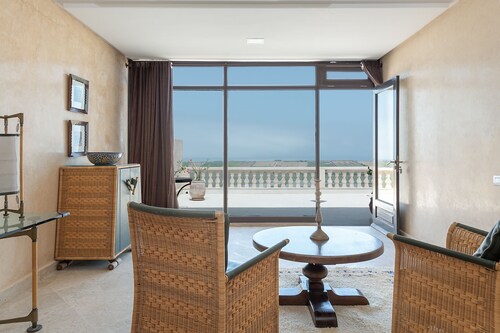 Une belle suite avec terrasse et vue directe sur la mer