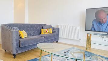 Grand Apartment, City View | Living area