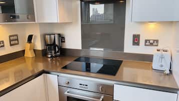 Grand Apartment, City View | Private kitchen